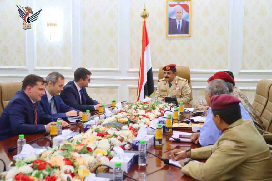 وزير الدفاع يبحث مع السفير الروسي مستجدات الأوضاع في اليمن وتعزيز التعاون الدفاعي