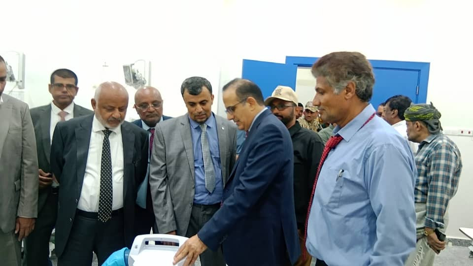 وزير الصحة ومحافظ الحديدة يطلعان على مستوى التجهيزات في مستشفى محمد بن زايد بالخوخة