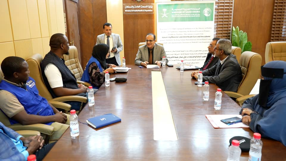 وزير الصحة يبحث مع الهيئة الطبية الدولية تعزيز التدخلات الصحية ويتسلم سيارتي إسعاف