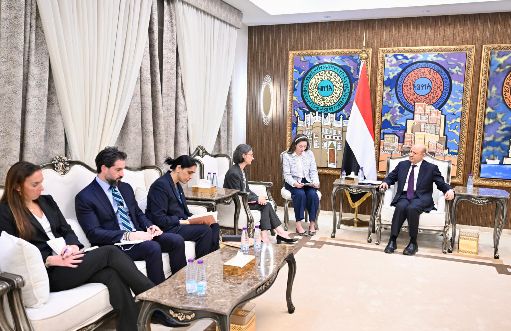 رئيس مجلس القيادة يستقبل سفيرتي الجمهورية الفرنسية والمملكة المتحدة والقائم بأعمال سفارة الولايات المتحدة