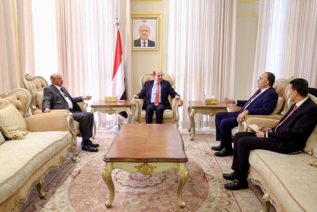 رئيس الوزراء يوجه البنك المركزي ووزارة المالية بتسريع إجراءات صرف الرواتب المتأخرة للموظفين والمتقاعدين والشهداء والجرحى