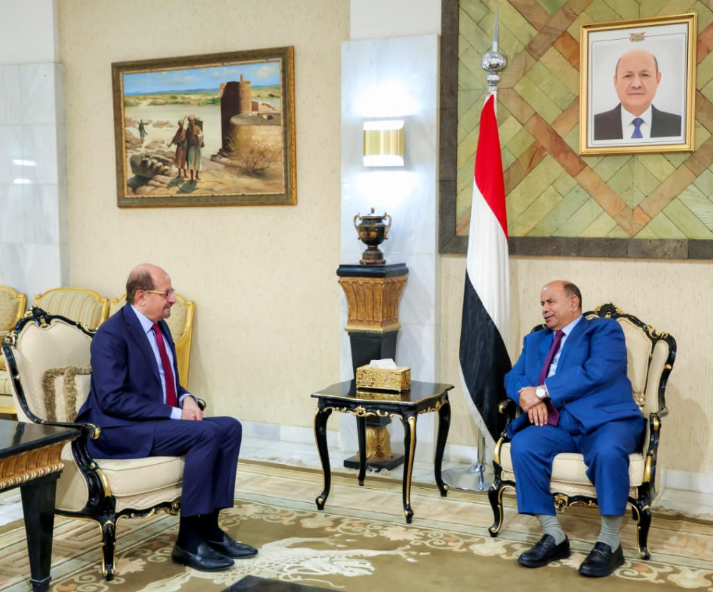 عضو مجلس القيادة الخنبشي يلتقي رئيس الوزراء ويناقش معه ملامح المرحلة القادمة وجهود تطبيع الحياة وتعزيز الاستقرار