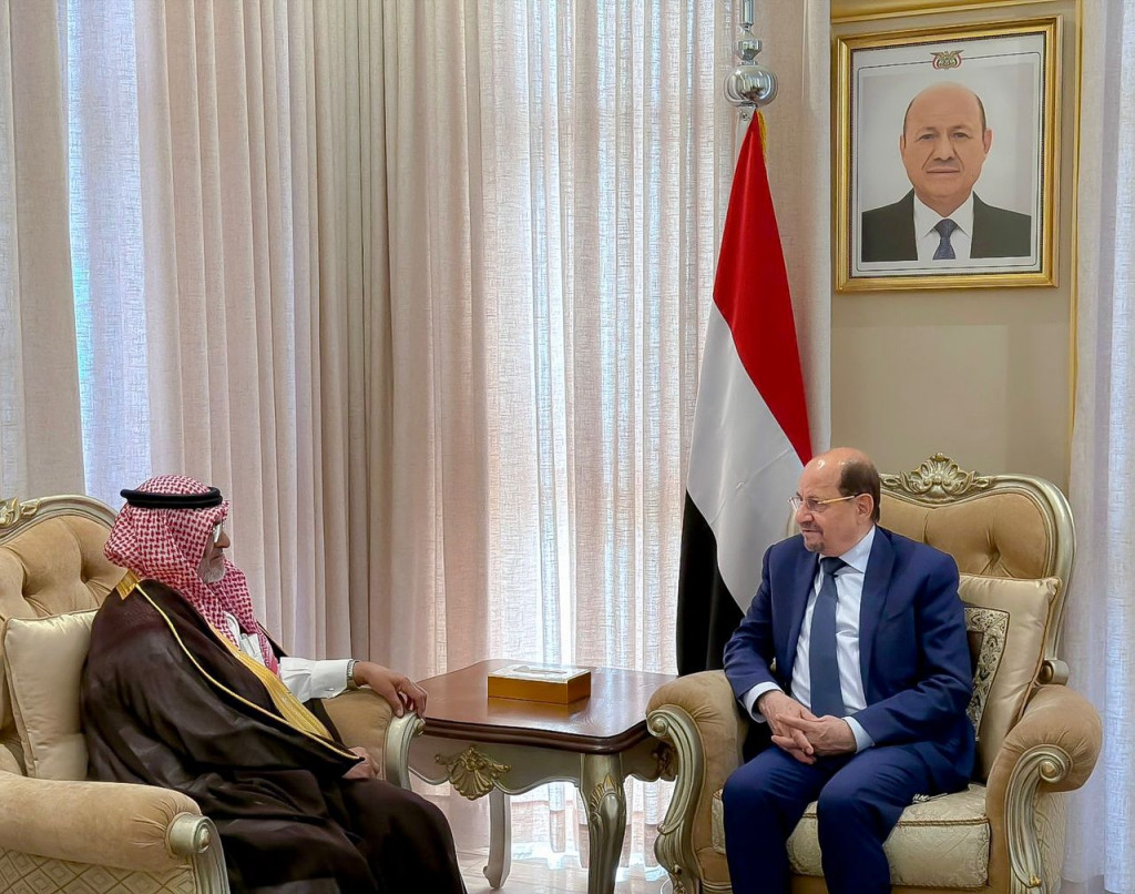 رئيس الوزراء يشيد بالدور المحوري للبرنامج السعودي لتنمية وإعمار اليمن
