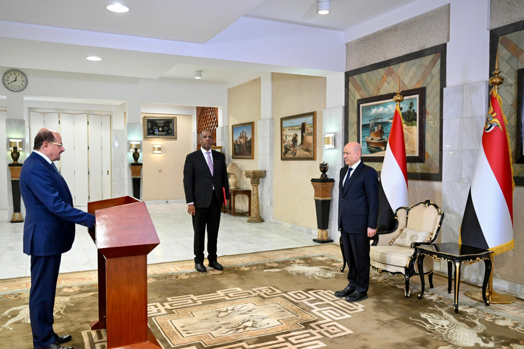 رئيس وأعضاء الحكومة يؤدون اليمين الدستورية أمام رئيس مجلس القيادة الرئاسي