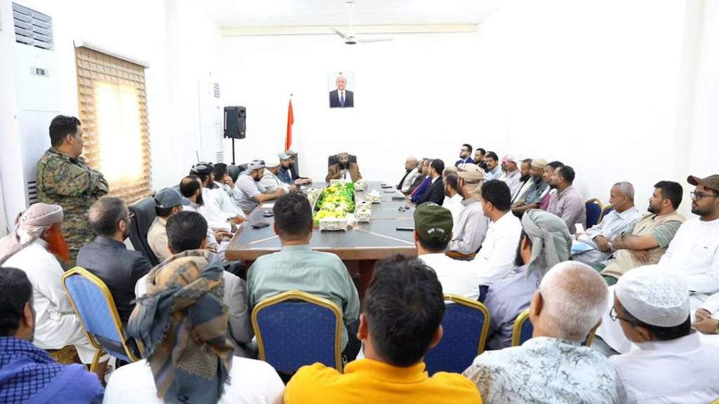 وزير الأوقاف يترأس اجتماعاً موسعاً لقيادة وموظفي الوزارة بالعاصمة المؤقتة عدن