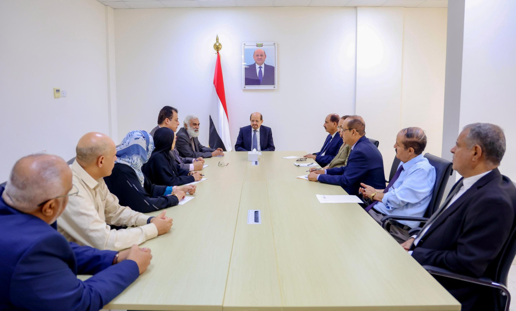 رئيس الوزراء وزير الخارجية يعقد اجتماعاً مع رؤساء الدوائر بوزارة الخارجية