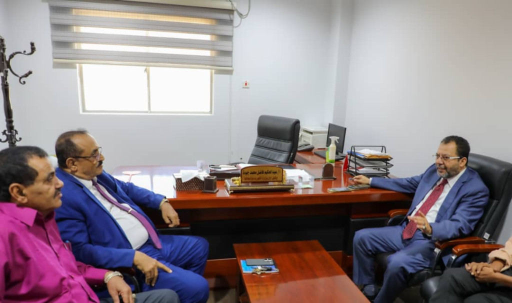 لقاء في عدن يقر بدء توريد إيرادات كهرباء لحج إلى البنك المركزي