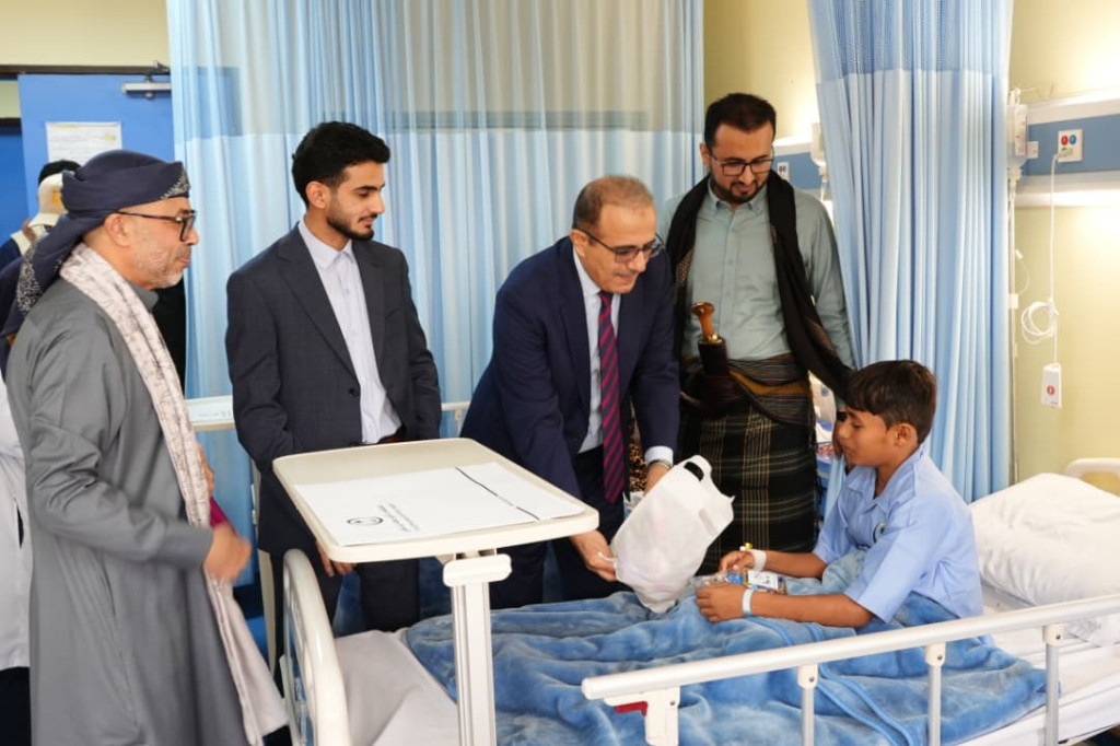 وزيرا الصحة والخدمة المدنية ينفذان زيارة معايدة للمرضى في مستشفيي الأمير محمد بن سلمان والجمهورية