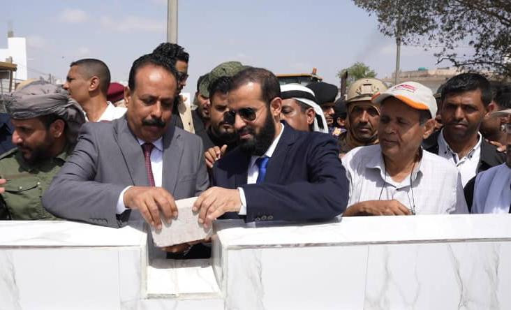 وزير الأشغال ومحافظ أبين يضعان حجر الأساس لمشروع تأهيل وصيانة طريق جعار - باتيس