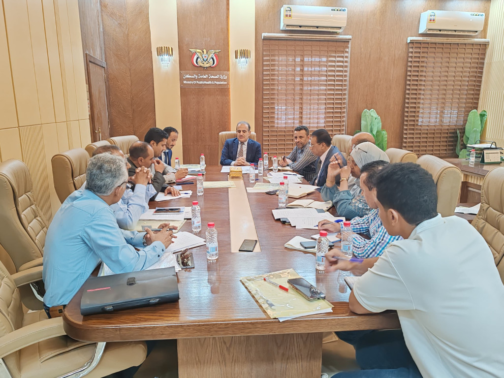 وزير الصحة يرأس اجتماع المجلس العام للمعاهد الصحية في عدن
