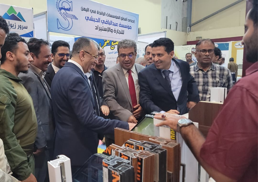 وزير الصناعة والتجارة يتفقد أجنحة المعرض الأول للصناعات الوطنية بعدن