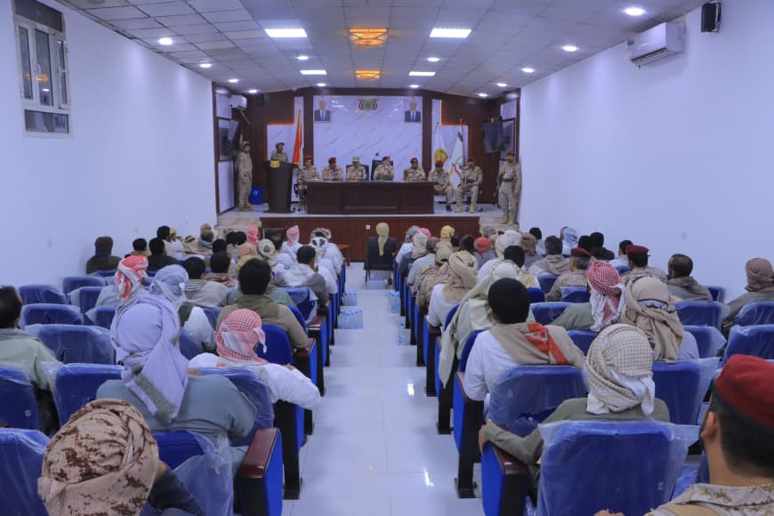 وزير الدفاع يلتقي قيادات المقاومة في مأرب والجوف ويشيد بدورهم في مواجهة مليشيات الحوثي