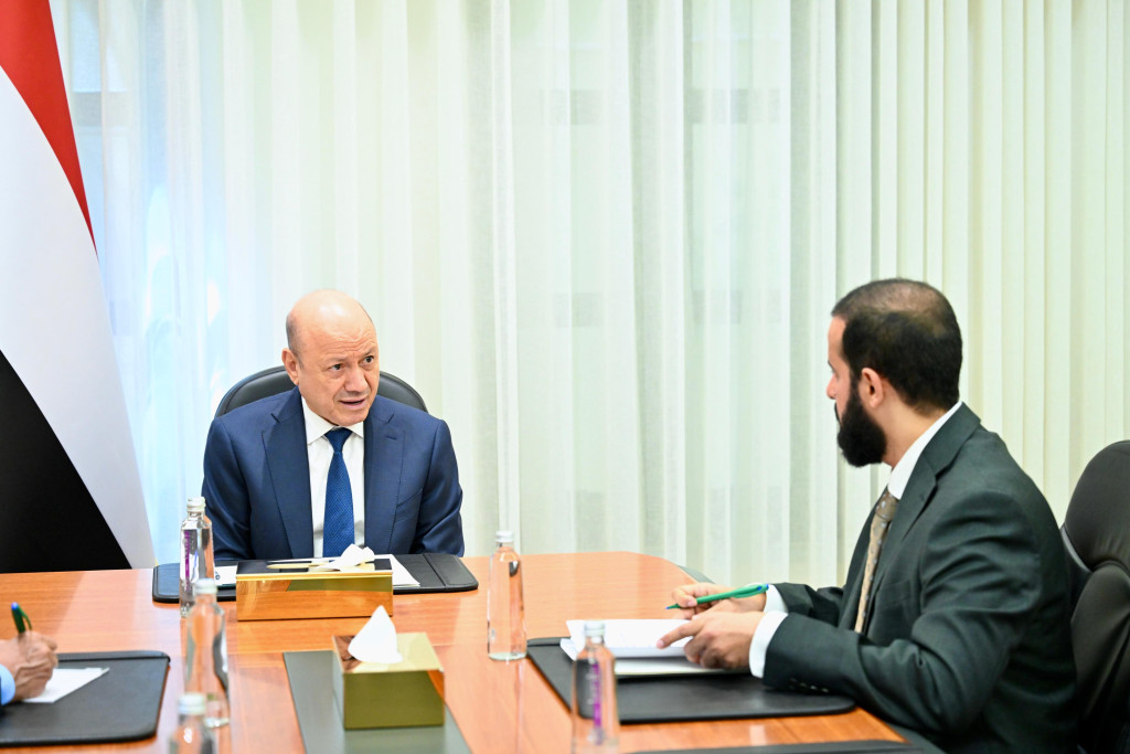 رئيس مجلس القيادة يشدد على أهمية تحفيز كافة الطاقات للنهوض بمحافظة أبين