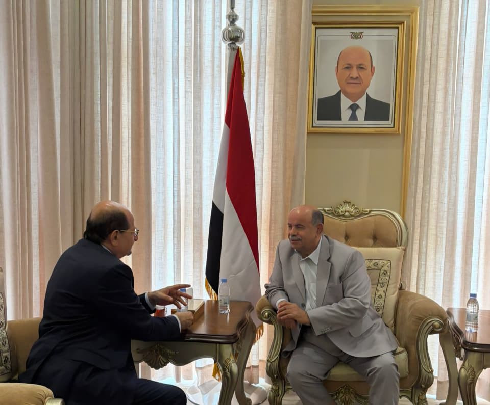 الخنبشي يناقش مع رئيس مجلس الوزراء جهود الحكومة في تعزيز العمل المؤسسي