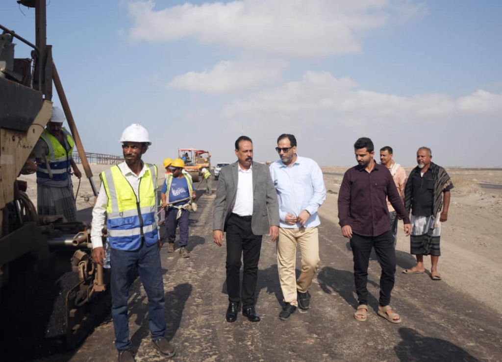 وزير الأشغال يتفقد الأعمال الختامية لمشروع سفلتة الخط الدولي (العلم - دوفس)