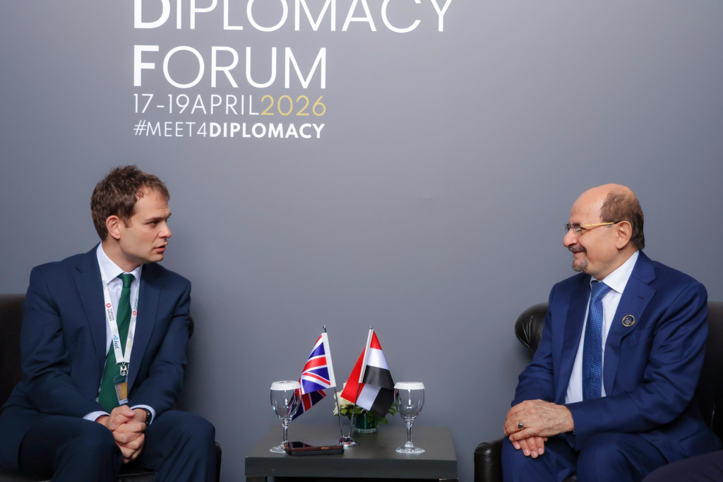 رئيس الوزراء وزير الخارجية يلتقي وزير الدولة البريطاني لشؤون الشرق الأوسط لبحث تعزيز الشراكة ودعم جهود التعافي