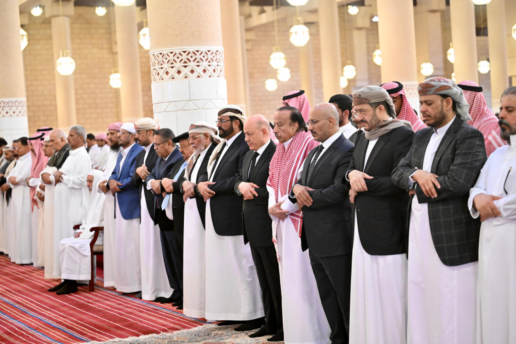 رئيس مجلس القيادة وعدد من أعضاء المجلس يتقدمون جموع المصلين والمشيعين لجثمان فقيد اليمن الكبير الرئيس السابق عبدربه منصور هادي
