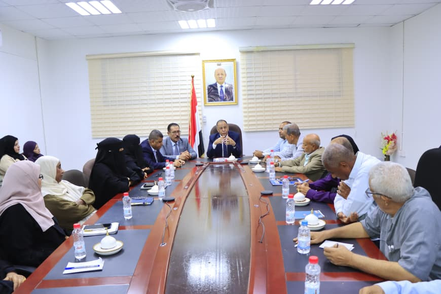 وزير الصناعة والتجارة يؤكد أهمية الانضباط الوظيفي ويشدد على تكثيف الرقابة الميدانية لحماية الأسواق