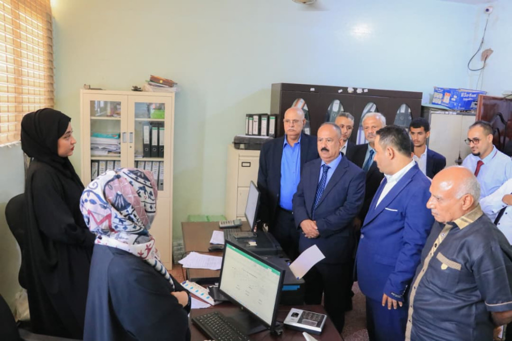 وزير النقل يتفقد مستوى الانضباط الوظيفي في هيئة النقل والمؤسسة المحلية للنقل البري وهيئة الطيران المدني