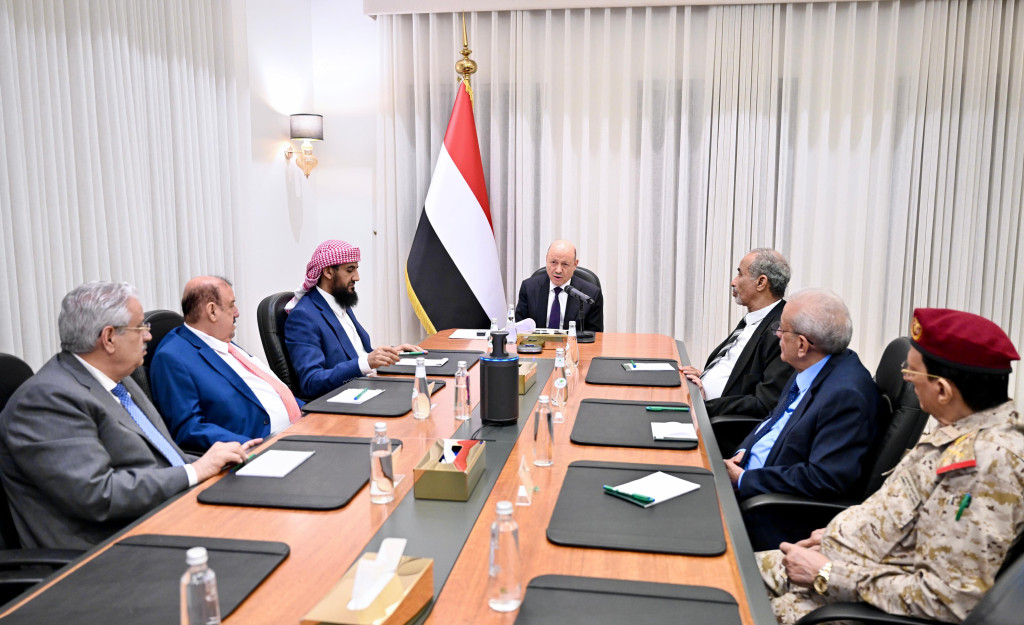 مجلس الدفاع الوطني يحمل المليشيات الحوثية والنظام الإيراني تبعات التصعيد ويقر إجراءات شاملة لحماية السيادة