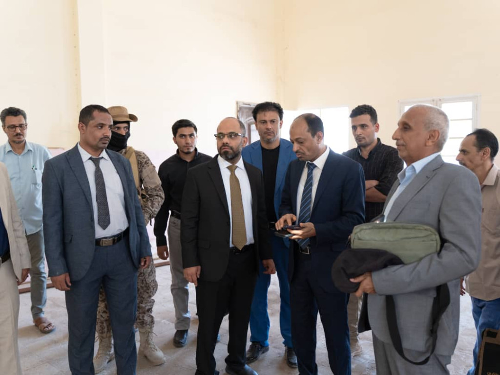 وزير الاتصالات يطلع على أوضاع هيئة البريد والتوفير البريدي بعدن