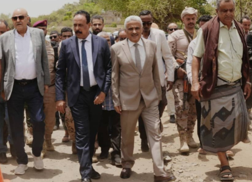 وزير الأشغال ومحافظ تعز يدشنان مشروع صيانة وإعادة تأهيل طريق النشمة - حوبان قدس