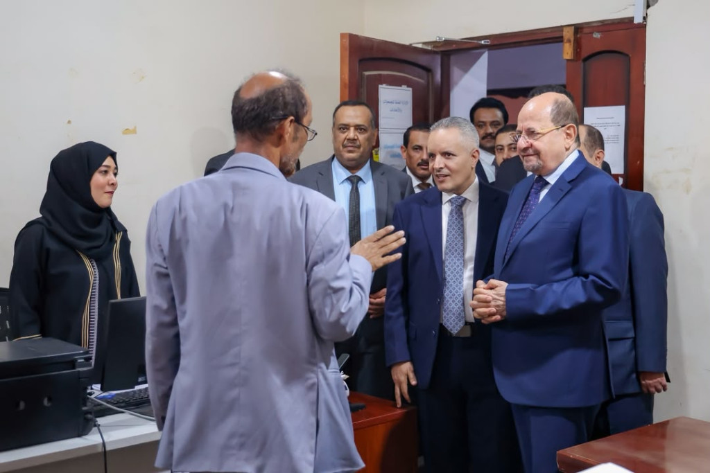 رئيس الوزراء يتفقد سير العمل في وزارة الشؤون الاجتماعية والعمل ويوجه بإعداد سياسة اجتماعية وطنية