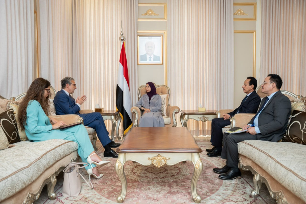 وزيرة الخارجية تبحث مع السفير الإيطالي تعزيز العلاقات والتعاون المشترك