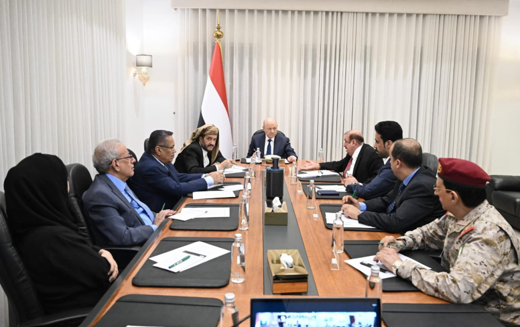 مجلس الدفاع الوطني يدعو المواطنين إلى الابتعاد عن مواقع وتحشيدات المليشيات والإبلاغ عن أي تحركات مشبوهة.