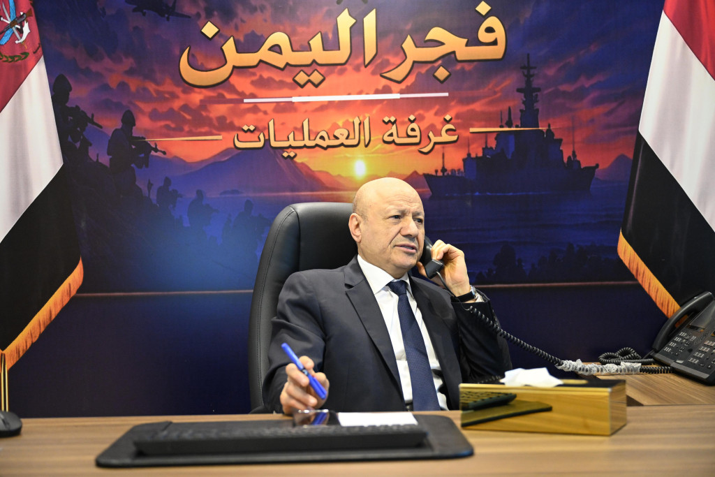 رئيس مجلس القيادة يطمئن على عضوي المجلس المحرمي والصبيحي ورئيس الوزراء إثر الهجوم الإرهابي على قصر معاشيق ويتابع مستجدات "فجر اليمن"