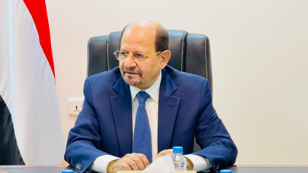 رئيس الوزراء يتابع مع قيادات عسكرية وميدانية تطورات "فجر اليمن"