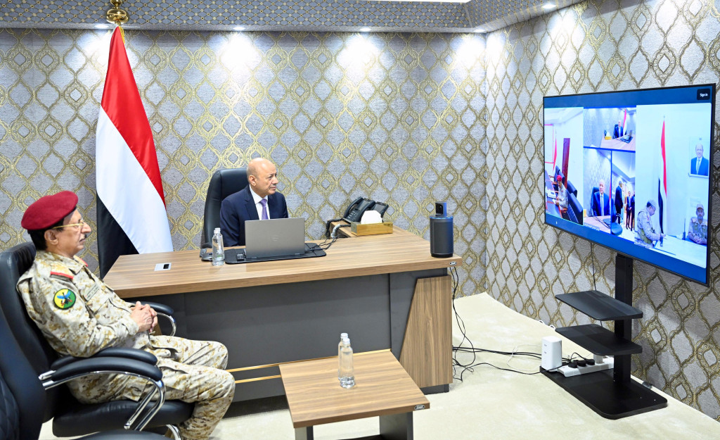 رئيس مجلس القيادة يتابع مستجدات عملية "فجر اليمن" ويشيد بانتصارات القوات المسلحة والإسناد الشامل