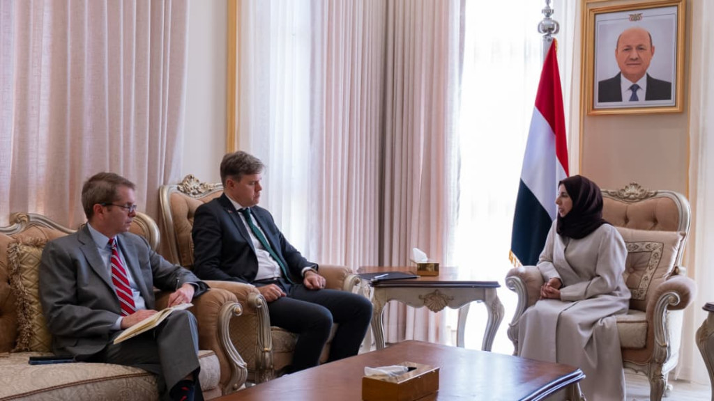 وزيرة الخارجية تبحث مع القائم بالأعمال الأمريكي التصعيد الحوثي وتهديداته لأمن المنطقة والملاحة الدولية
